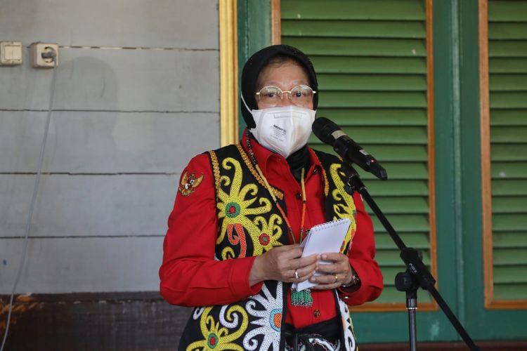 Menteri Sosial Tri Rismaharini setelah mendapat gelar Adji Nasyrah Maliha dari Kesultanan Bulungan, Kalimantan Utara.