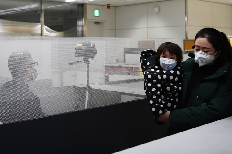 Penumpang mengenakan masker saat tiba di Bandara Internasional Narita, Tokyo, 23 Januari 2020. Kecemasan kian meningkat menyusul penyebaran virus corona yang semakin luas.