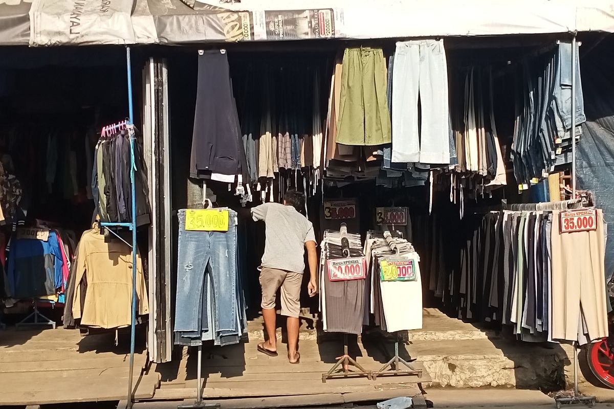 Pedagang pakaian bekas impor di Pasar Cimol Gede Bage menolak jika dagangannya ditindak dan ditutup oleh Pemerintah. Mereka berharap jika harus ditutup maka harus dicarikan solusi terlebih dahulu terkait keberlanjutan mereka.