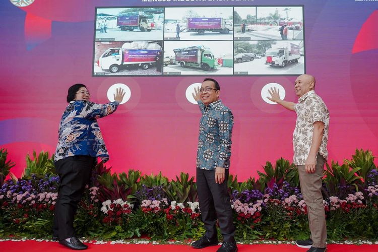 Menteri Sekretaris Negara Pratikno bersama Menteri Lingkungan Hidup dan Kehutanan (LHK) Siti Nurbaya serta Menteri Koperasi dan Usaha Kecil Menengah Teten Masduki membuka secara resmi Festival Lingkungan, Iklim, Kehutanan dan Energi Baru Terbarukan (Festival LIKE) di Indonesia Arena, GBK, Jakarta, Sabtu (16/9/2023).