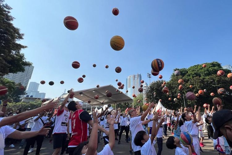 Suasana Festival Dribel yang menandai akhir trofi tur menjelang FIBA Asia Cup 2022 di halaman Istora Senayan, Jakarta, pada Sabtu (9/7/2022) pagi WIB.