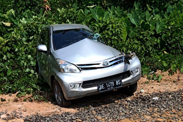 Mobil jenis Toyota Avanza ringsek setelah ditabrak kereta jurusan Lubuk Liggau-Palembang ketika melintas di Kabupaten Muara Enim. Tak ada korban jiwa dari kejadian tersebut. Namun, mobil mengalami kerusakan  berat, Minggu (13/10/2019).