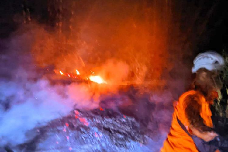 Karhutla di Gunung Kuncen Blitar, Petugas Gendong Tangki Air 20 Liter Naik 300 Meter