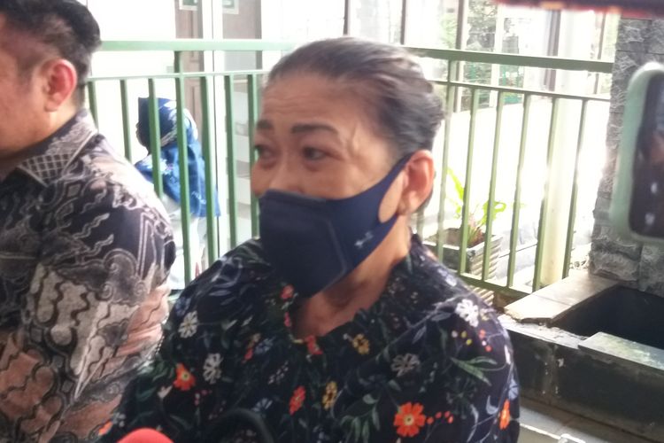 Ibu mertua aktor Ari Wibowo alias ibu Inge Anugrah, Sherly menangis saat menunggu sidang mediasi perceraian putrinya, di Pengadilan Negeri Jakarta Selatan, Senin (15/5/2023).