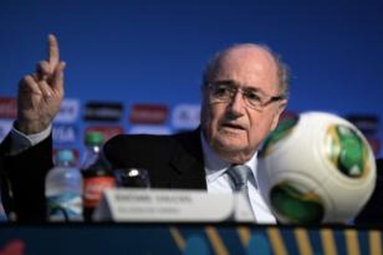 Presiden FIFA, Sepp Blatter, dalam acara pembagian pot-pot untuk undian grup Piala Dunia 2014 yang berlangsung di Costa do Sauipe, Bahia, Selasa (3/12/2013).