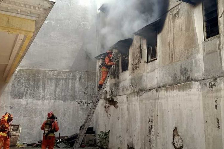 Sebuah gudang di Jalan Genteng Besar yang berdekatan dengan Pasar Genteng, Surabaya, terbakar pada Rabu (21/4/2021) siang, menewaskan satu orang penghuni rumah.