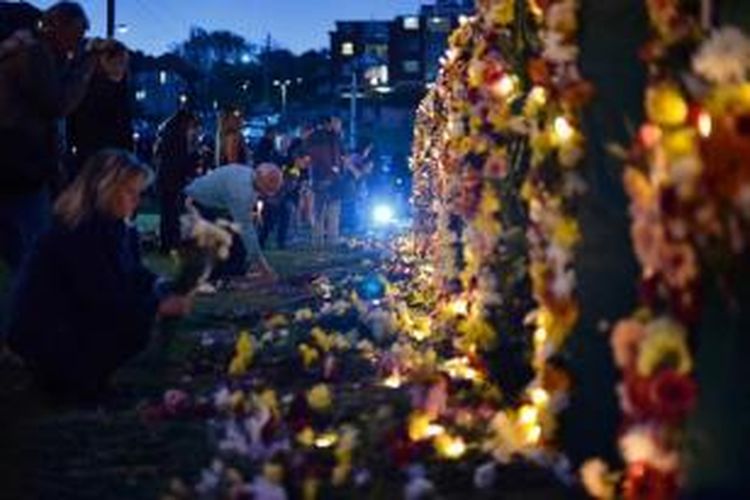 Warga meletakkan bunga saat aksi menyalakan lilin di Sydney Harbour, 27 April 2015, meminta pengampunan untuk dua pengedar narkoba asal Australia yang divonis hukuman mati yaitu Andrew Chan dan Myuran Sukumaran.