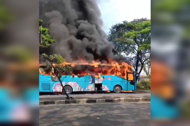Bus Coyo Terbakar di Jalur Pantura Cirebon Siang Ini, Sempat Picu Kepulan Asap Hitam Pekat