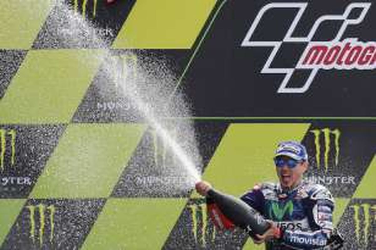 Pebalap Movistar Yamaha asal Spanyol, Jorge Lorenzo, merayakan kemenangan setelah finis di urutan pertama GP Perancis di Sirkuit Le Mans, Minggu (8/5/2016).
