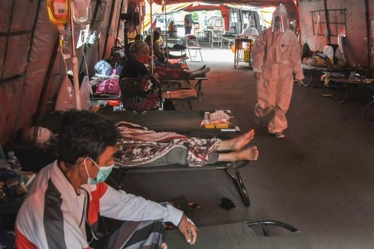 Sejumlah pasien beristirahat di ruang IGD (Instalasi Gawat Darurat) tambahan di RSUD Bekasi, Jawa Barat, Rabu (23/6/2021).