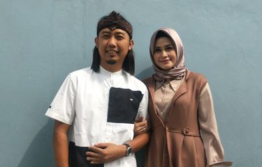 Sebelum Menikah Lagi Ade Jigo Ziarah Ke Makam Istri Pertama