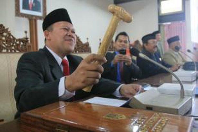 Pimpinan definitif DPRD Kabupaten Magelang, Susilo memimpin sidang paripurna istimewa di gedung DPRD setempat pakai palu tukang bangunan, Jumat (3/2/2014). 