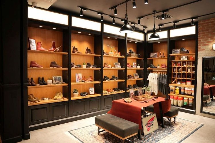 Deretan sepatu Red Wing ditata apik di flagship store Red Wing di Lotte Mall Jakarta Lt. 1.