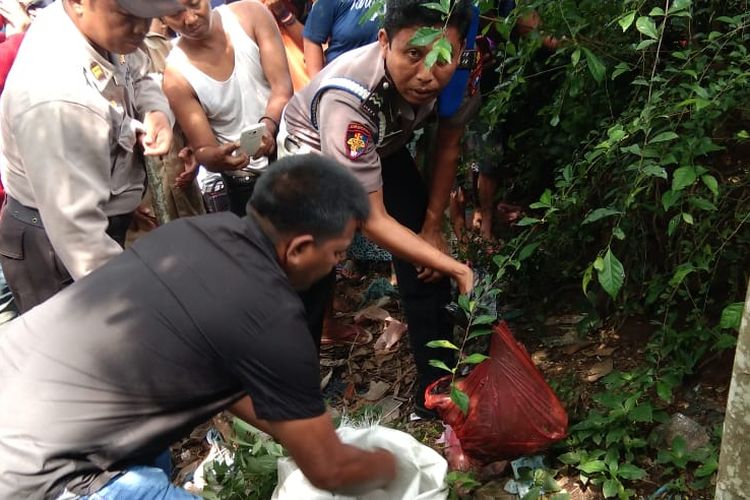 Foto Dokumentasi Polsek Kalisat: Polisi saat mengevakuasi penemuan mayat bayi di Kecamatan Kalisat Kabupaten Jember