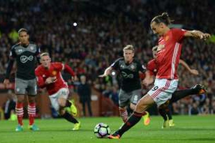 Striker Manchester United, Zlatan Ibrahimovic, mengambil eksekusi penalti saat melawan Southampton pada partai Premier League di Stadion Old Trafford, 19 Agustus 2016.