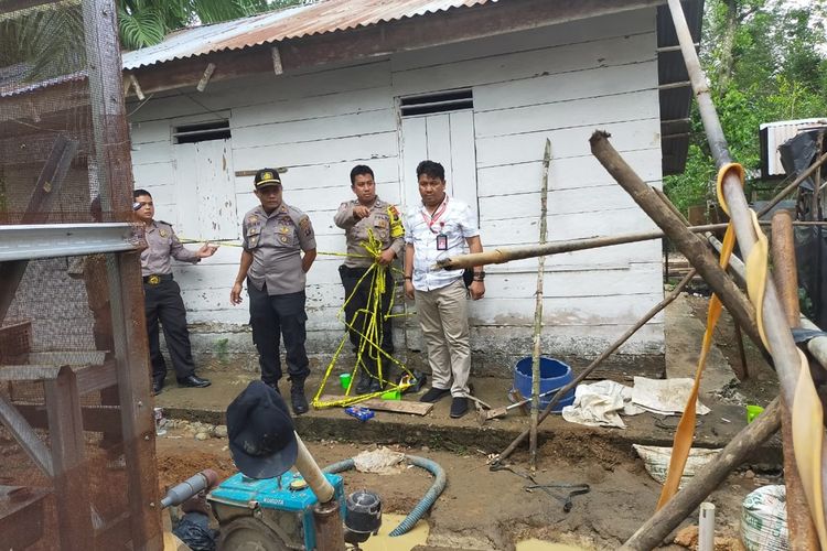 Kapolsek Padang Bolak AKP Zulfikar dan personelnya saat melihat tempat korban yang ditemukan tewas saat membuat sumur bor di Desa Pangirkiran, Padang Lawas Utara, Rabu (4/12/2019)