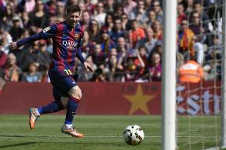 Penyerang Barcelona Lionel Messi melihat bola hasil salah satu tendangannya bergulir masuk gawang Rayo Vallecano, pada pertandingan Primera Division La Liga, di Camp Nou, Minggu (8/3/2015). Messi mencetak tiga gol pada laga yang berakhir 6-1 itu. 