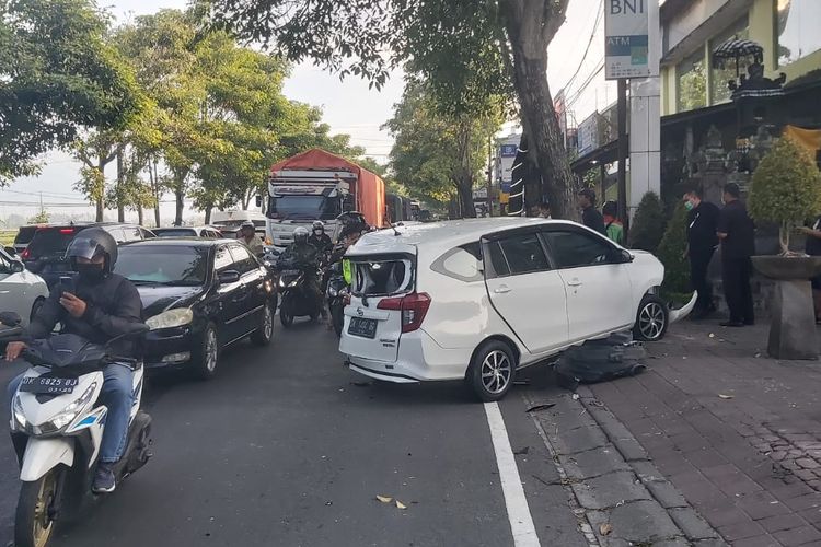 Mobil Daihatsu Sigra menabrak pohon usai ditabrak truk DLHK Kabupaten Badung dari arah belakang di Jalan Raya Denpasar-Gilimanuk pada Kamis (19/5/2022). / Dok. Humas Polres Badung 