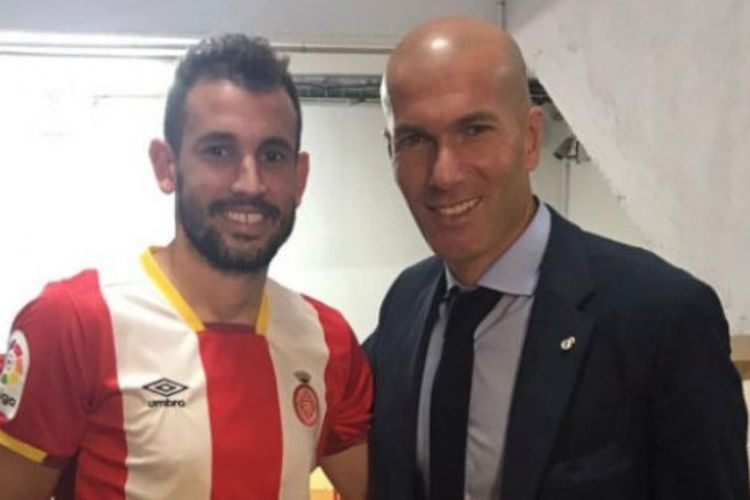 Striker Girona, Cristhian Stuani, berfoto bareng pelatih Real Madrid, Zinedine Zidane