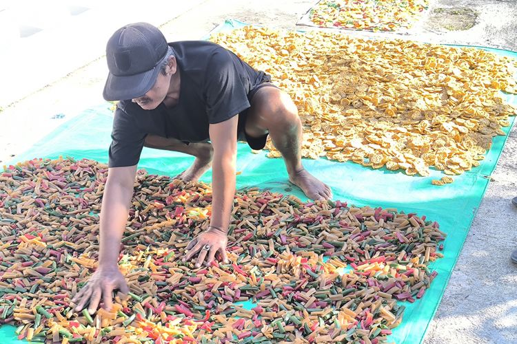 Terjepit Biaya Produksi, Pengusaha Kerupuk di Pamekasan Bingung Naikkan Harga