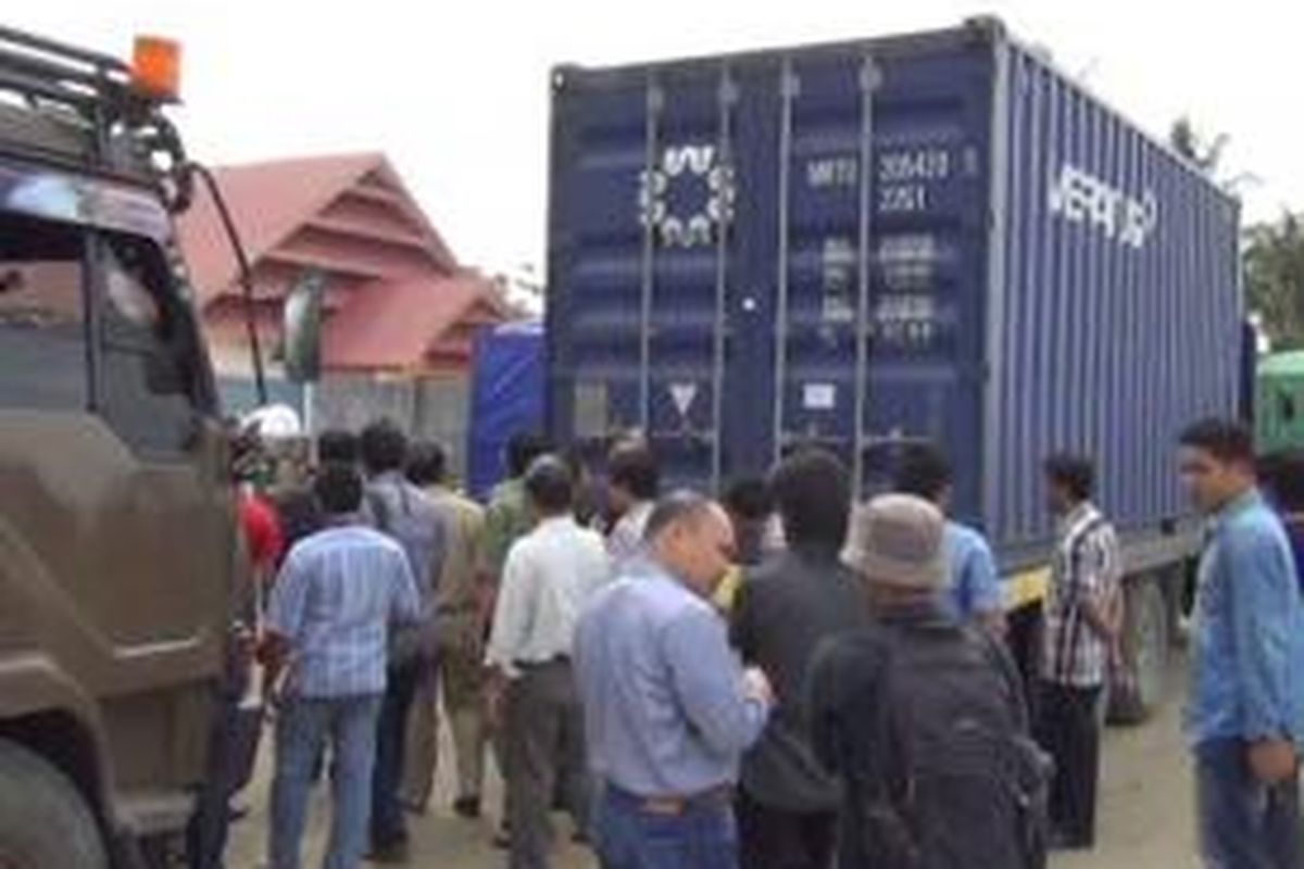 Delapan kontainer surat suara sebanyak 3.556.472 hari ini didistribusikan ke masing-masing KPU kabupaten di Sulbar dnegan pengawalan ketat aparat kepolisian polda sulselbar