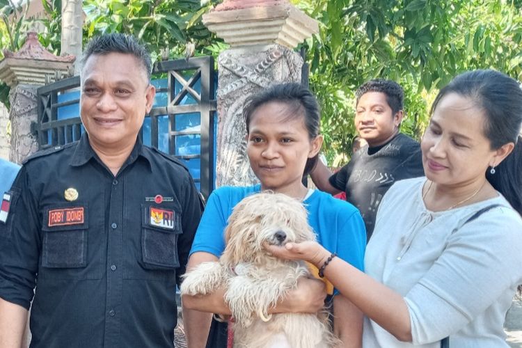 Foto: Bupati Sikka, Nusa Tenggara Timur (NTT) Fransiskus Roberto Diogo (kiri) saat memantau pelaksanaan vaksinasi anjing di Kelurahan Waioti, Kecamatan Alok Timur, Jumat (12/5/2023).
