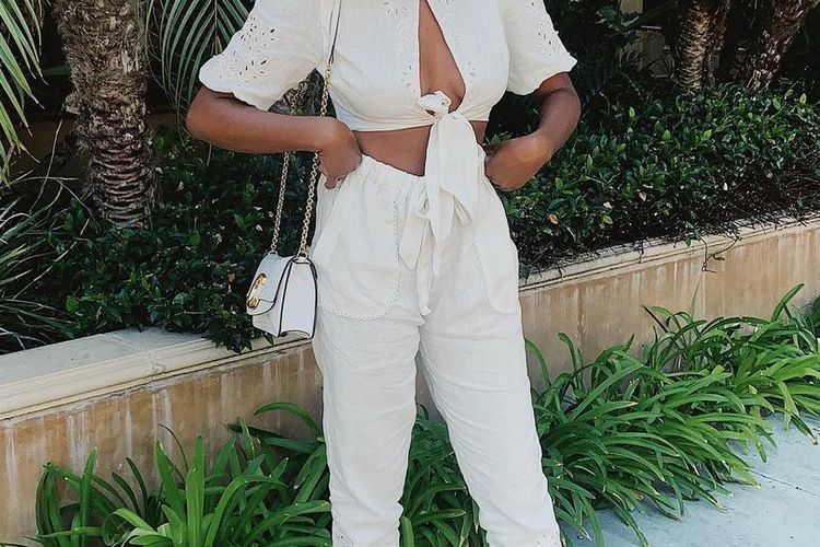 Crop top yang cocok untuk kaki jenjang