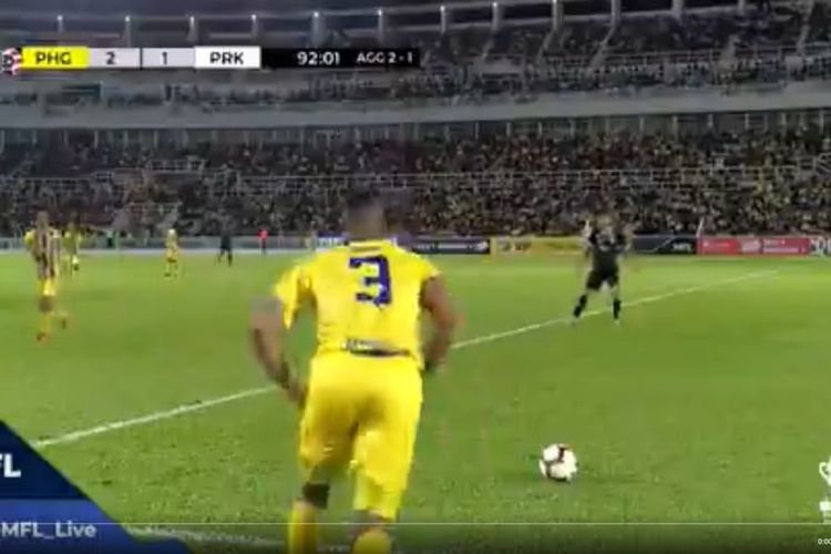 Bek Pahang FA, Herold Goulon mencetak gol spektakuler saat menang 3-1 atas Perak FA pada laga semifinal FA Malaysia leg pertama di Stadion Darul Makmur, Sabtu (22/6/2019).