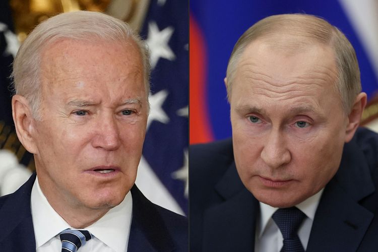 Presiden Amerika Serikat Joe Biden (kiri) saat seremoni sebuah acara di Gedung Putih, Washington DC, 18 November 2021, dan Presiden Rusia Vladimir Putin (kanan) ketika kongres partai United Russia di Moskwa, 4 Desember 2021. Keduanya ada kemungkinan bertemu di sela-sela KTT G20 di Bali.