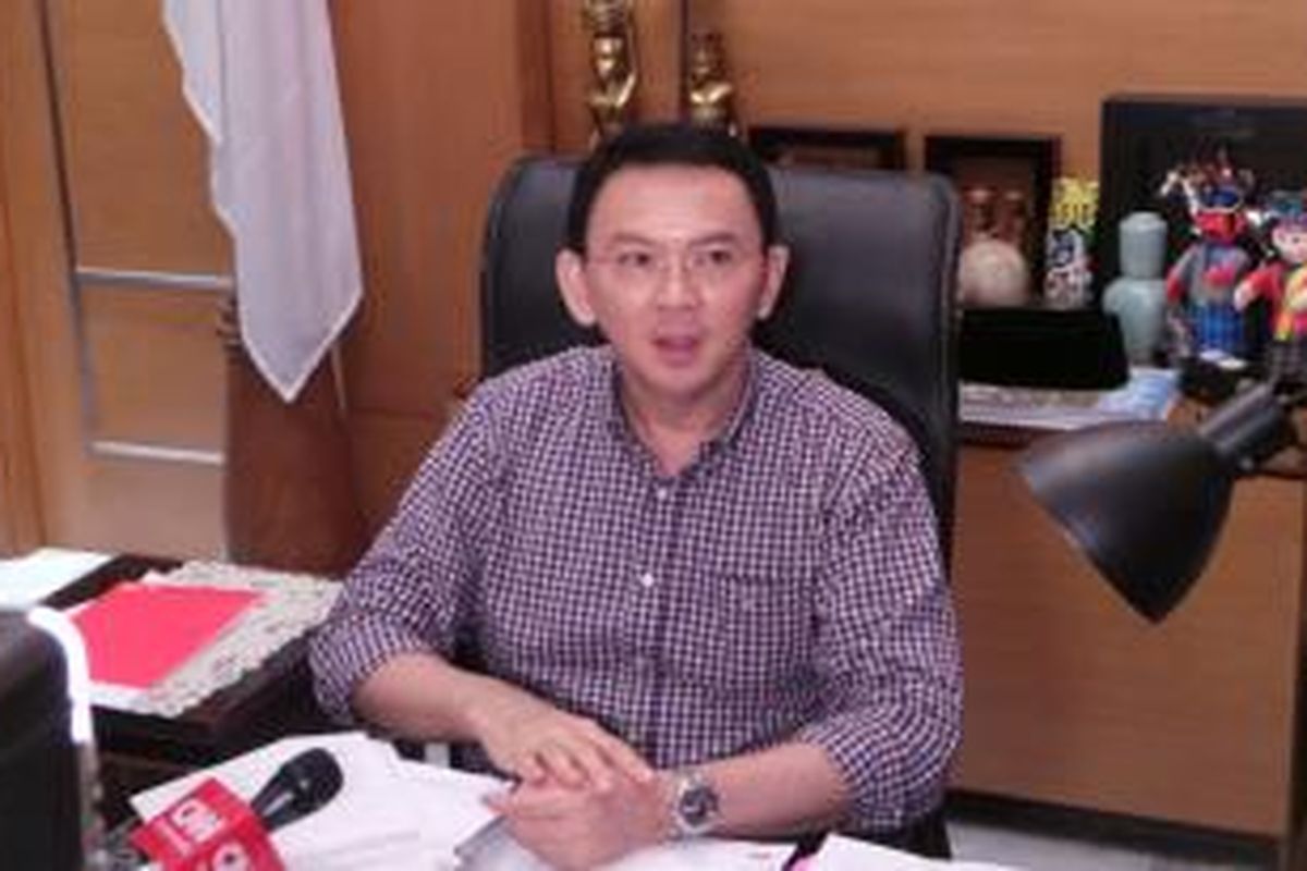 Gubernur DKI Jakarta Basuki Tjahaja Purnama di ruang kerjanya di Balai Kota, Sabtu (21/11/2015).