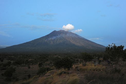 Kebakaran Landa Lereng Gunung Agung 