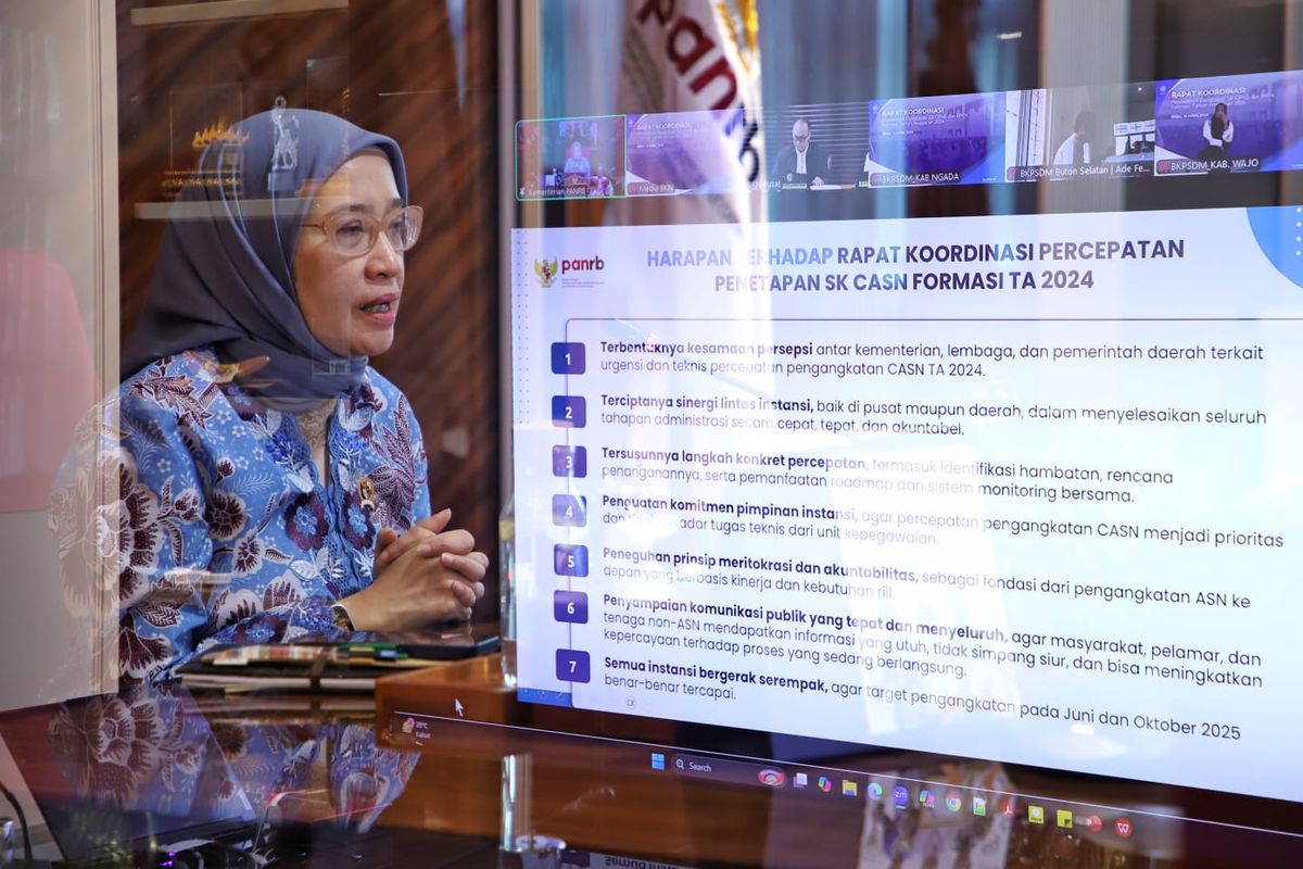 Menteri Pendayagunaan Aparatur Negara dan Reformasi Birokrasi (Menpan-RB) Rini Widyantini  saat memberikan paparan dalam Rapat Koordinasi Percepatan Penetapan Surat Keputusan (SK) Calon Pegawai Negeri Sipil (CPNS) dan Pegawai Pemerintah dengan Perjanjian Kerja (PPPK) Formasi TA 2024 secara virtual, Rabu (16/4/2025). 