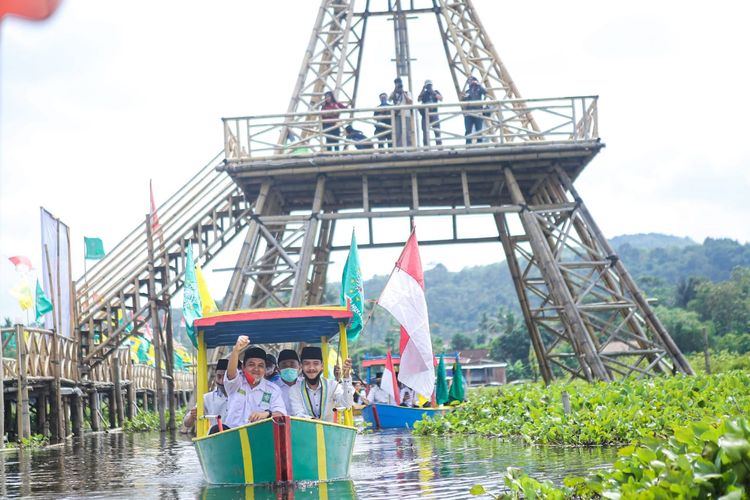 Peringatan HSN di Kabupaten Semarang diperingati dengan kirab perahu di Rawa Pening.