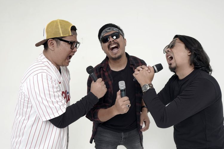 3 Pemuda Berbahaya menceritakan perjalanannya dari manggung di kafe hingga populer di YouTube dan membuat single lagu. 
