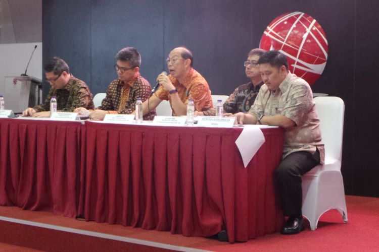 Konferensi pers yang diselenggarakan oleh direksi PT Tiga Pilar Sejahtera Food Tbk di Gedung BEI, Jakarta Selatan, Selasa (25/7/2017). Turut hadir Juru Bicara PT Indo Beras Unggul (anak usaha PT TPS Food) Jo Tjong Seng (kedua dari kanan). 