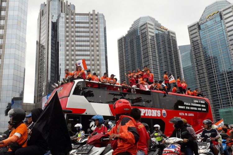 Suasana parade perayaan Persija Jakarta menjuarai Liga 1 di Jakarta, Sabtu (15/12/2018). Parade mengambil rute dari Plaza Barat Stadion Utama Gelora Bung Karno menuju Balai Kota.