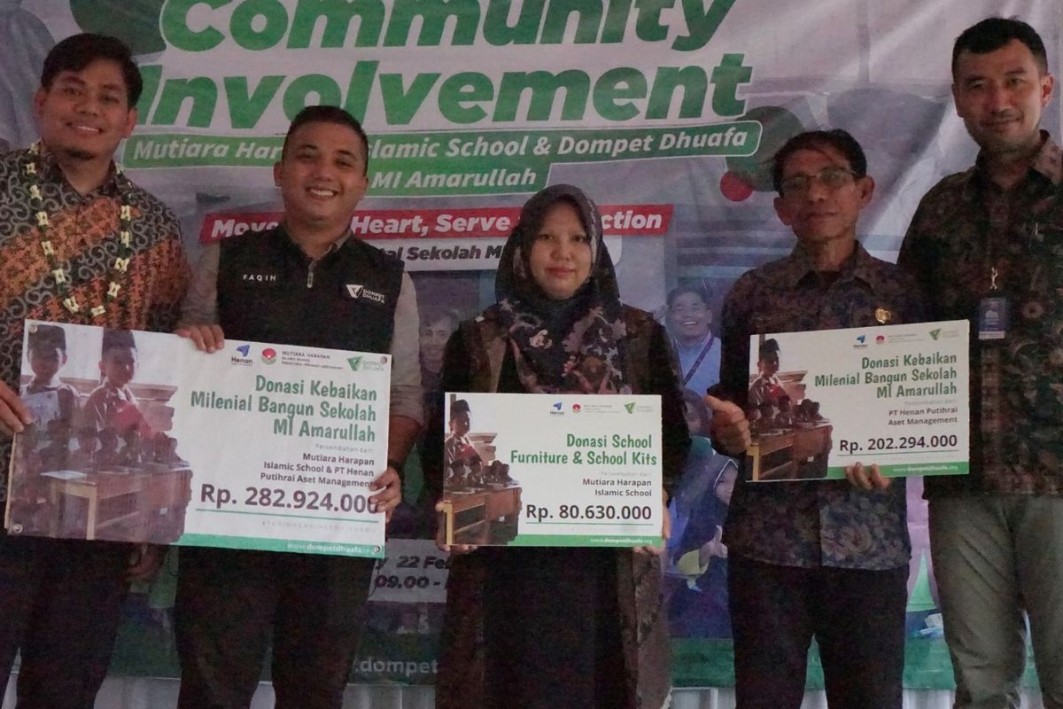 Penyerahan bantuan dan simbolisasi pembangunan sekolah dari program Milenial Bangun Sekolah di Kampung Gunung Batu yang menjadi wujud Aksi Kolaboratif Milenial Bangun Sekolah, Pandeglang, Banten, Kamis (22/2/2024).
