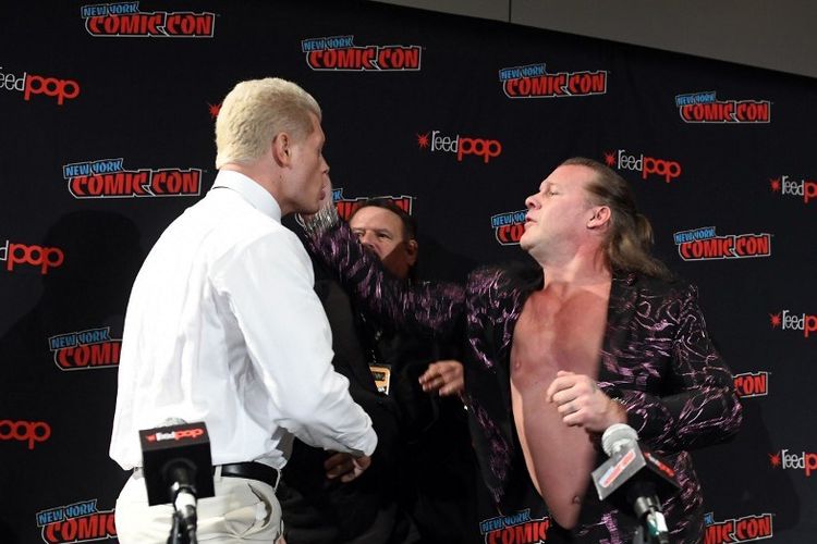 Pegulat Cody Rhodes (kiri) dan Chris Jericho berhadapan pada event All Elite Wrestling di New York Comic Con 2019 pada 4 Oktober 2019.