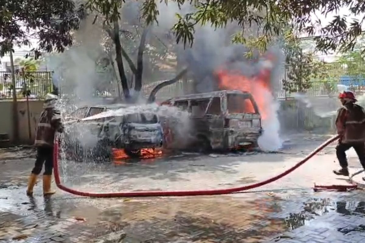 petugas damkar Kota dan Kabupaten Cirebon berusaha memadamkan tiga buah mobil yang ludes terbakar di halaman parkir masjid Al-Falah Kabupaten Cirebon pada Rabu (30/7/2025) siang