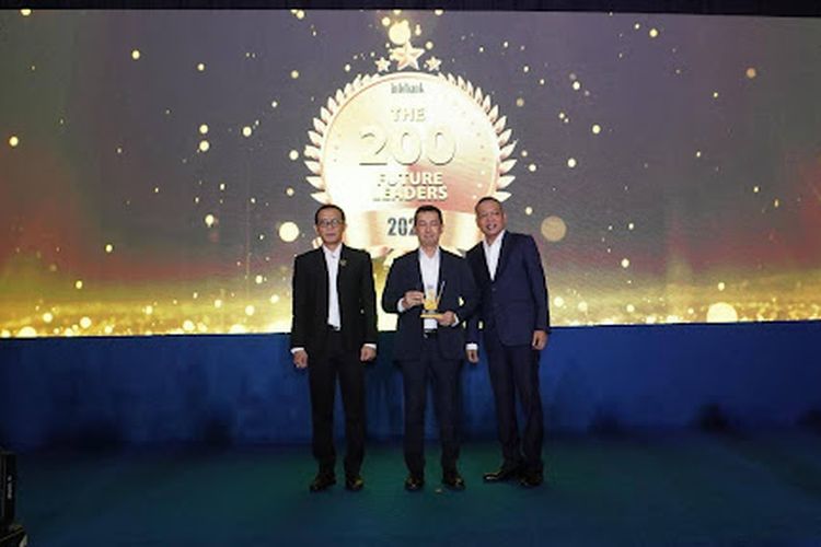 Jajaran direksi Bank Woori Saudara pada ajang Top 100 CEO and Future Leaders Forum 2025 di Ballroom Shangri-La Hotel Jakarta, Senin (8/12/2025). 