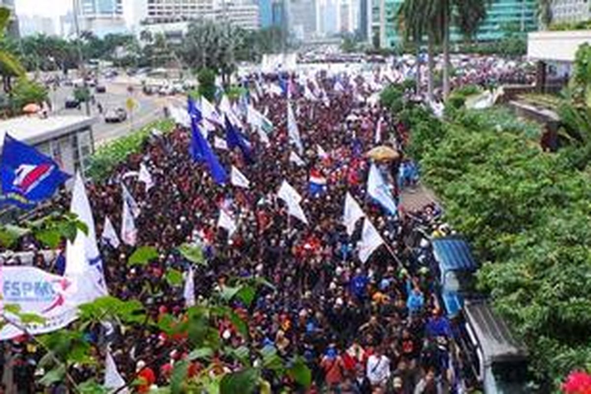 Puluhan ribu buruh yang tergabung dalam Federasi Serikat Pekerja Metal Indonesia (FSPMI) melakukan long march di Bunderan Hotel Indonesia, Jakarta Pusat, Rabu (6/2/2013). Buruh bergerak dari Bundaran HI hingga Istana Negara. Dalam aksinya, buruh menuntut jaminan kesehatan dan menolak penangguhan upah minimum provinsi (UMP).