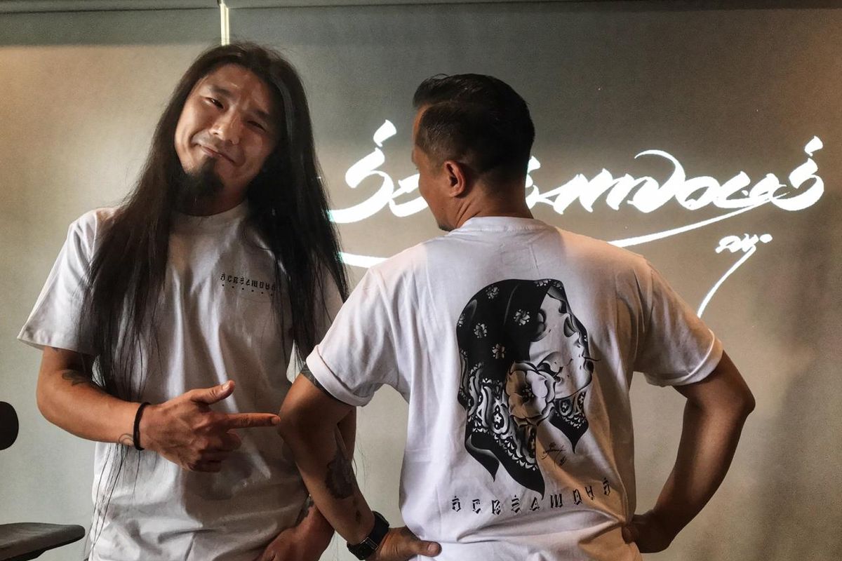 Brand lokal asal Bandung, Screamous berkolaborasi dengan seniman asal Jepang, Usugrow. Kolaborasi ini menjadi tiga desain street wear yang ciamik.