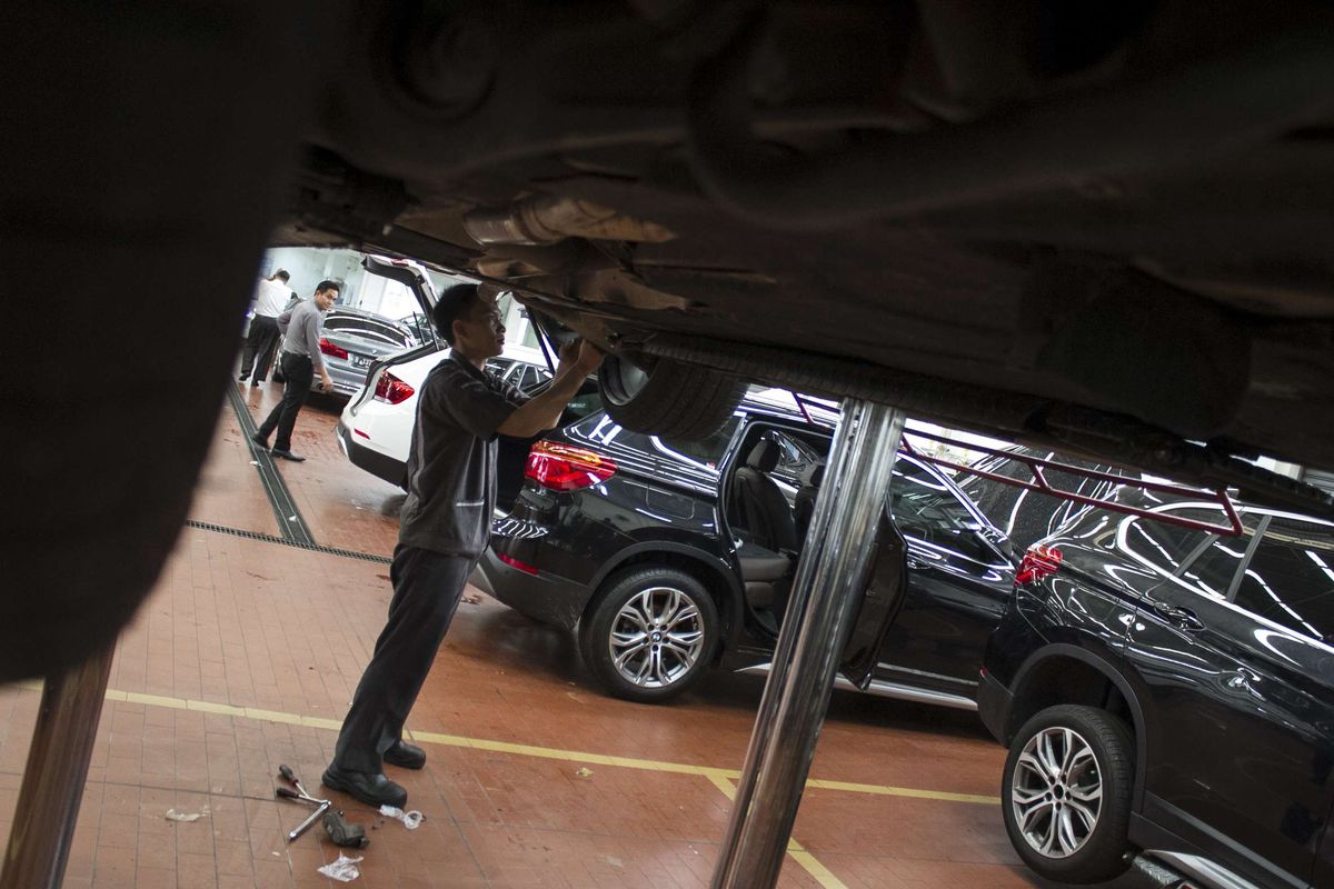 Petugas menyelesaikan perbaikan mobil  BMW yang rusak akibat terendam banjir Jabodetabek di bengkel Astra BMW Cilandak, Jakarta Selatan, Selasa (7/1/2020). Pasca banjir yang melanda kawasan tersebut pada 1-3 Januari, sekitar 22 mobil masuk untuk diperbaiki.