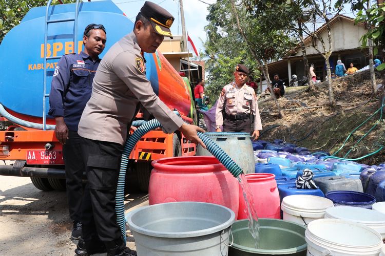Kapolres Kebumen AKBP Burhanuddin mengirimkan bantuan air bersih di Desa Kalirejo, Kecamatan Karanggayam, Kebumen, Jawa Tengah, Selasa (29/8/2023).