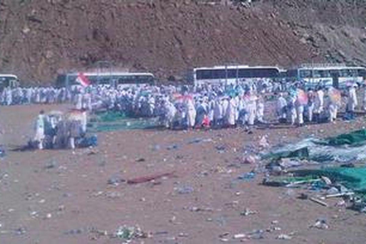 Ilustrasi: Sebagian jemaah haji Indonesia terlambat diangkut dari Muzdalifah ke Mina akibat keterlambatan kendaraan, Minggu (6/11/2011).