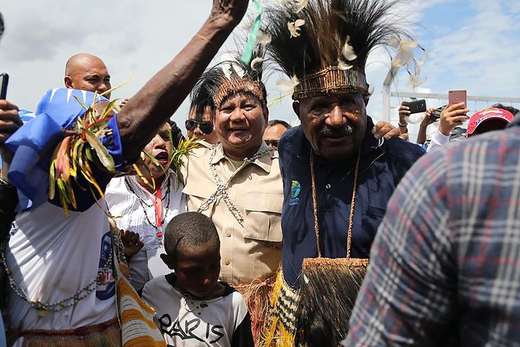 Calon Presiden nomor urut 02 Prabowo Subianto tiba untuk melaksanakan kampanye terbuka di Merauke, Papua, Senin (25/3/2019). Pada hari kedua kampanye terbuka Prabowo Subianto menyapa pendukungnya di kawasan Indonesia timur yaitu Merauke, Papua.