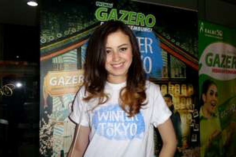 Artis peran Kimberly Ryder saat diabadikan di acara nonton bareng film Winter in Tokyo di Blok M Square, Jakarta Selatan, Senin (8/8/2016).