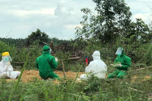 Ketika Kapolres dan Ajudannya Jadi Petugas Pemakaman Jenazah Covid-19