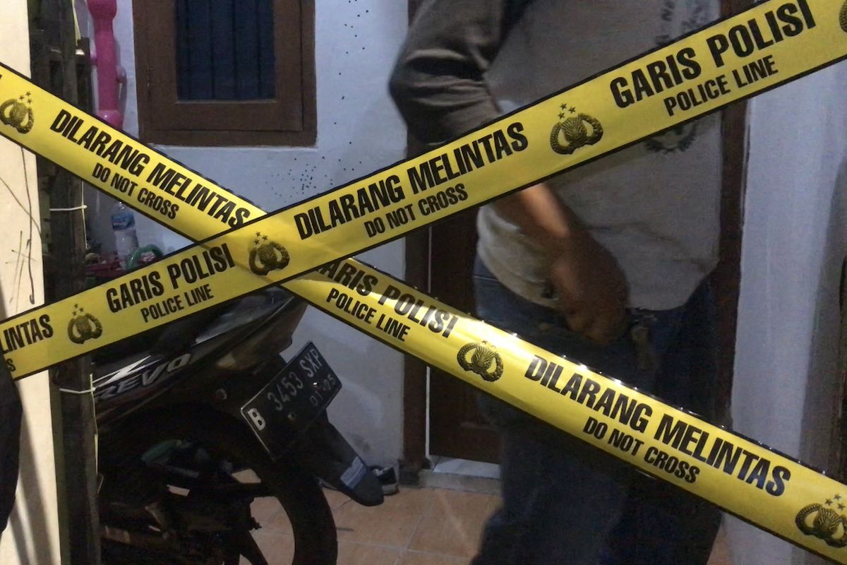 Garis polisi terpasang di rumah kontrakan yang menjadi lokasi pria berinisial SN (30) yang tewas akibat gantung diri di Jalan Perintis RT 03 RW 06, Cipedak, Jagakarsa, Jakarta Selatan pada Selasa (12/10/2021) malam.