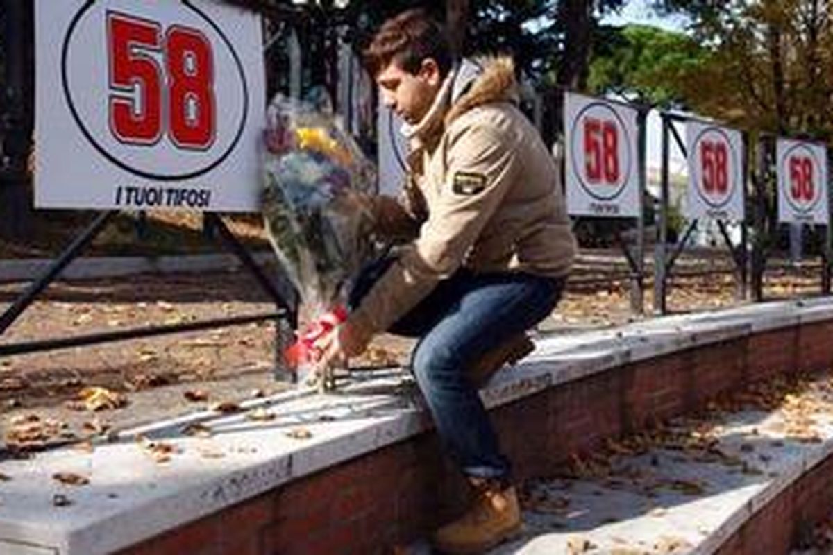 Di Cattolica, tempat kelahiran Marco Simoncelli, seorang fan meletakkan bunga di bawah angka 58 yang merupakan nomor pebalap Italia tersebut, yang meninggal dalam kecelakaan maut di GP Malaysia, Minggu (23/10/11).